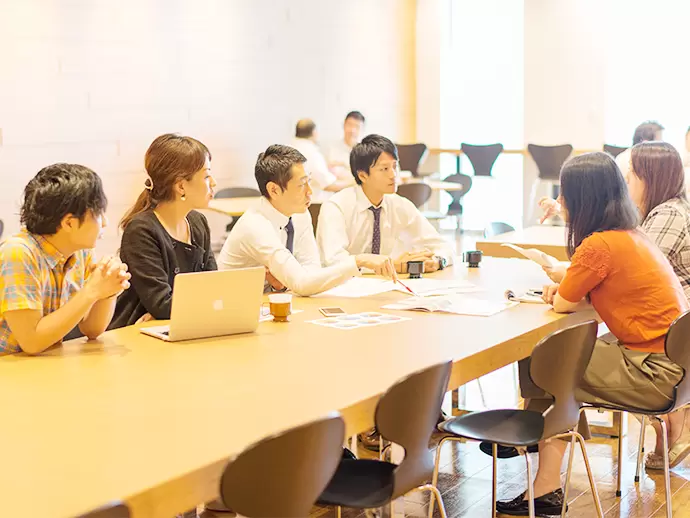 ミーティング風景。広々とした開放感のあるオフィスも、当社の魅力のひとつです！