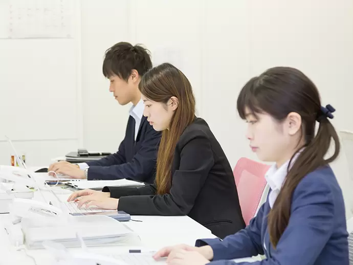成長を目指す仲間と一緒に働いています。