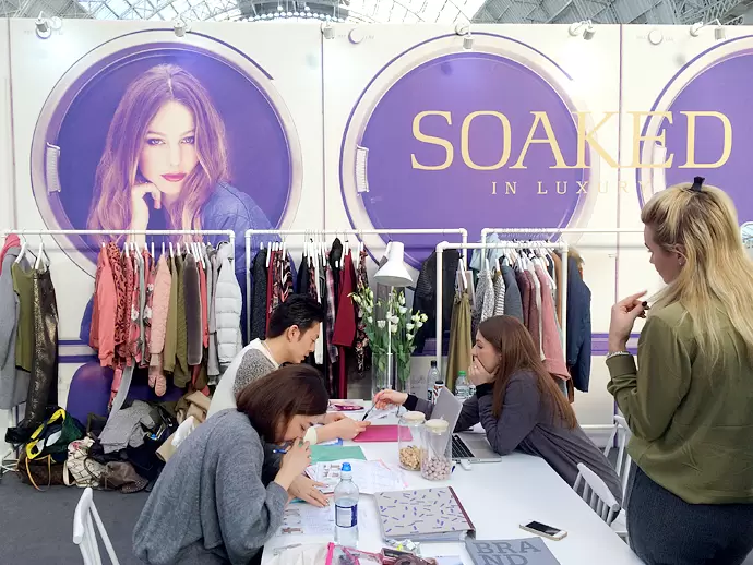 ロンドンの展示会での商談風景。まだ日本に知られていないブランドを発掘することも。