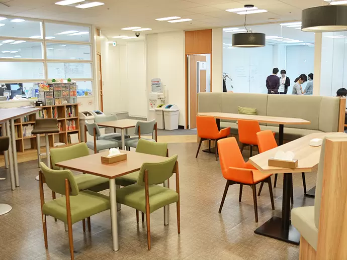 カフェスペース。蔵書は貸出が可能なほか、スナックコーナーなどもあり、社員の憩いの場になっています。