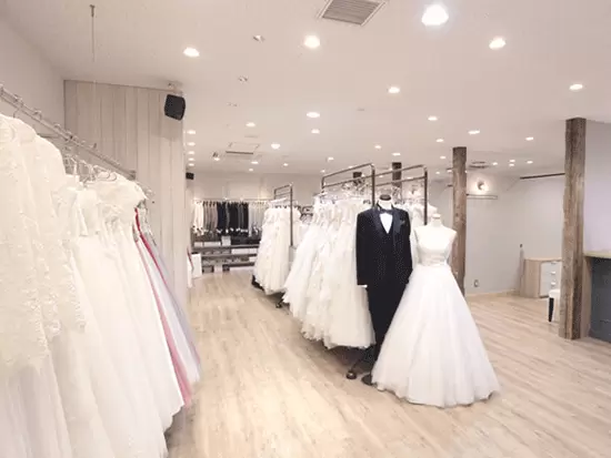 本社事務所に併設しているウェディングドレスショップ。ドレスが並び、とても華やかです☆