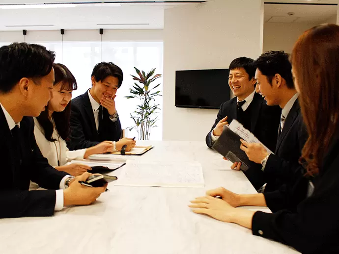 上司・先輩とも距離が近く、ミーティングの時も意見を積極的に交わし合っています！