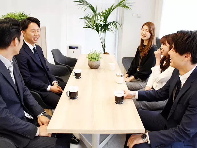 20～30代が活躍中の当社。集まれば自然と話が盛り上がります。