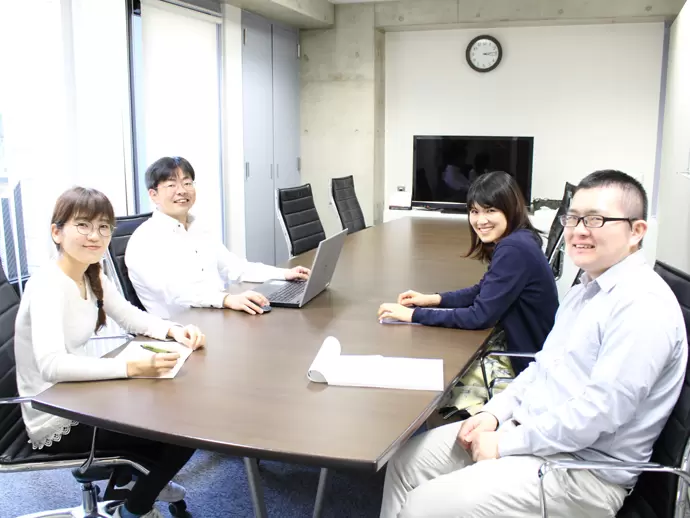少数精鋭だからこそ、みんな仲が良いことが自慢♪打ち合わせ中も自然と笑顔が生れます。