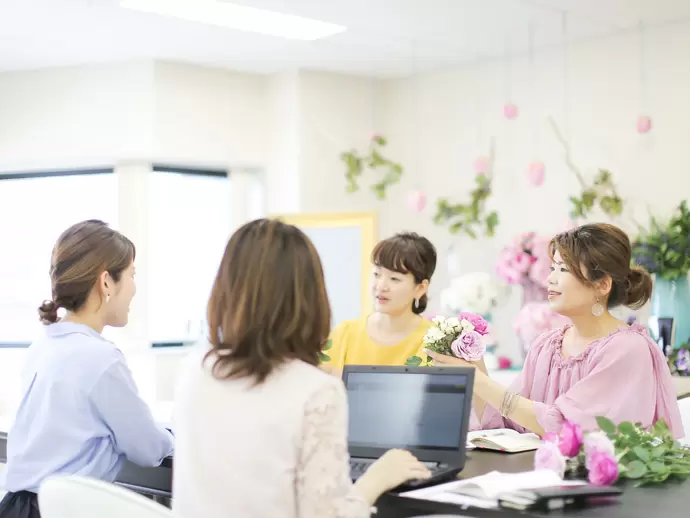 オフィスは明るくひろびろ。常にお花に囲まれています！