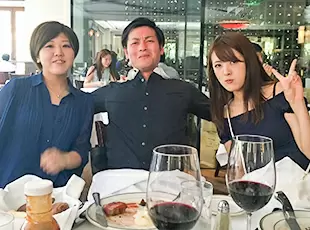 今年の社員旅行の様子。ハワイで豪華なディナーを楽しみました♪