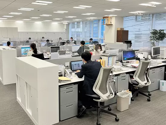 開放感のある落ち着いた雰囲気で仕事に集中。そしてオフィスカジュアルを楽しめます☆