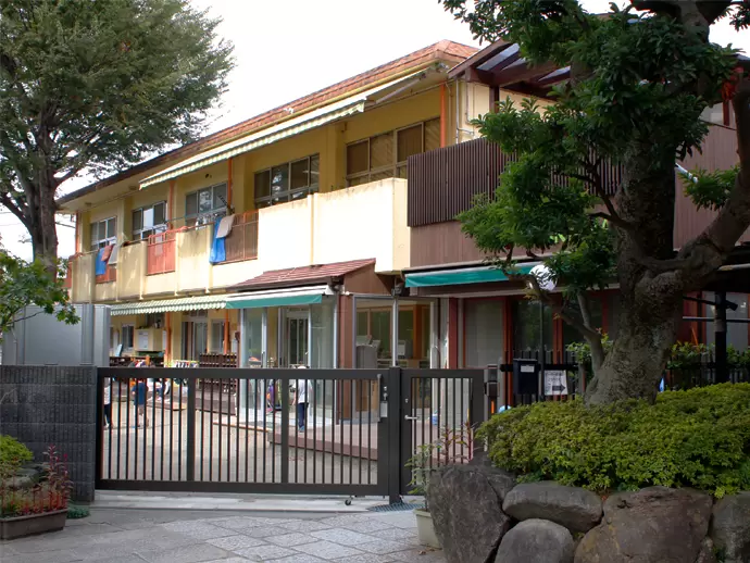 お寺の境内にある保育園。豊かな環境のなか、地域に根付いた保育園運営をしています。