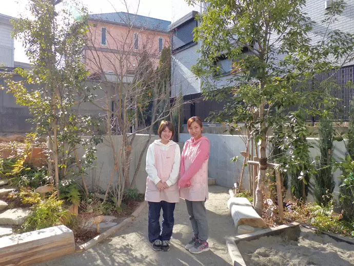 モニカ都立大園での1コマ。緑のある環境で子どもたちの保育に携われます。