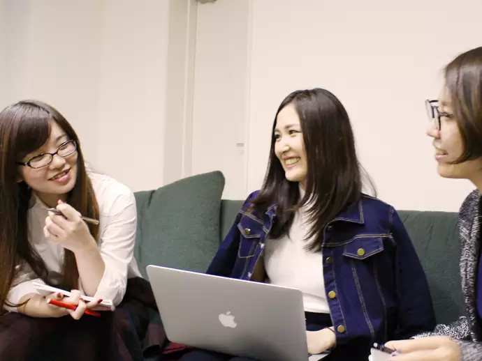 現在、女性社員は3名。女子会をしたりプライベートの話で盛り上がったり…そんな仲の良さが自慢です☆