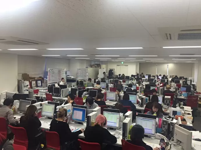 当社のコールセンターです。広くてきれいなフロアが自慢です