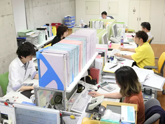 デスクに向かいながらも、チーム内や他部署との連携が多い環境です。