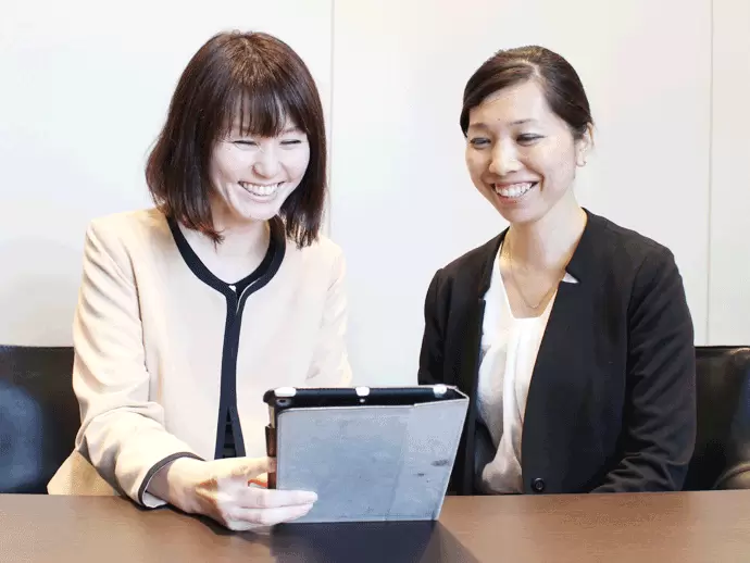 不動産に関する専門知識や業務の流れなど、先輩が一つずつ教えていきます。