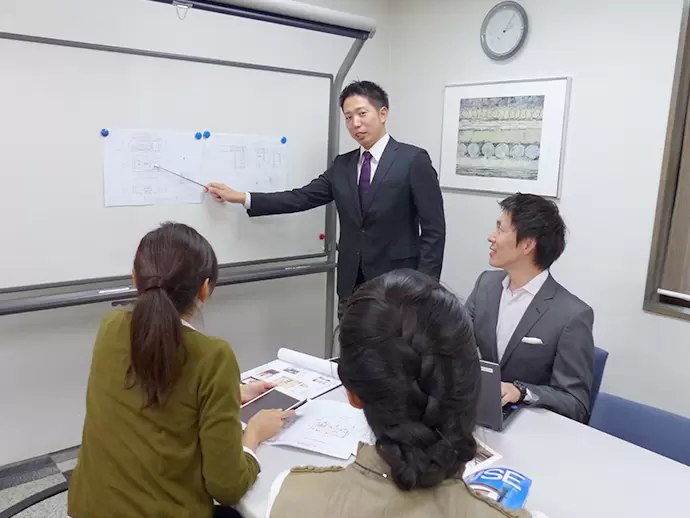 仕入部、販売部、営業部がチームを組み、力を合わせて業務に取り組んでいます。