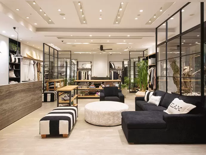 スタイリッシュな空間の六本木ヒルズ店。余裕を持って見ていただけるフロア作りになっています。