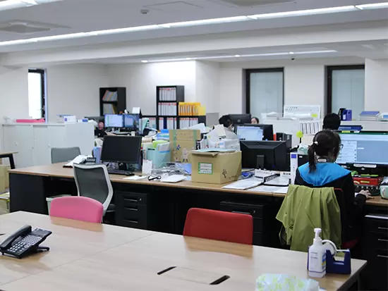 事務の先輩が近くで仕事をしているので、わからないことがあればすぐに相談できる安心の環境◎