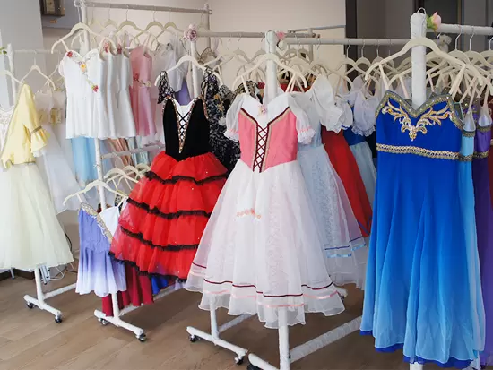 事務所には、たくさんのバレエ衣装を展示しています。
