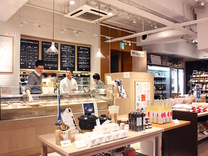 店内はウッド調の什器を使い、カフェのような雰囲気。AKOMEYAならではの品揃えが魅力的です。