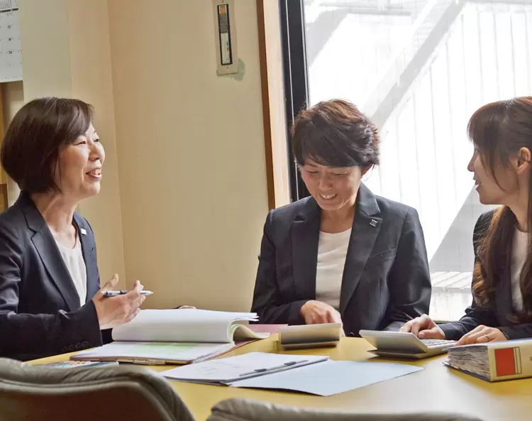 少数精鋭だからこそ、社員同士の仲がよく働きやすい雰囲気です