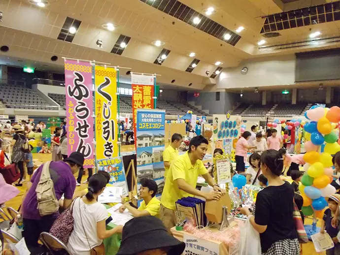 エコPRスタッフがお仕事を行う展示ブースは老若男女問わず、多くのお客様が訪れます！