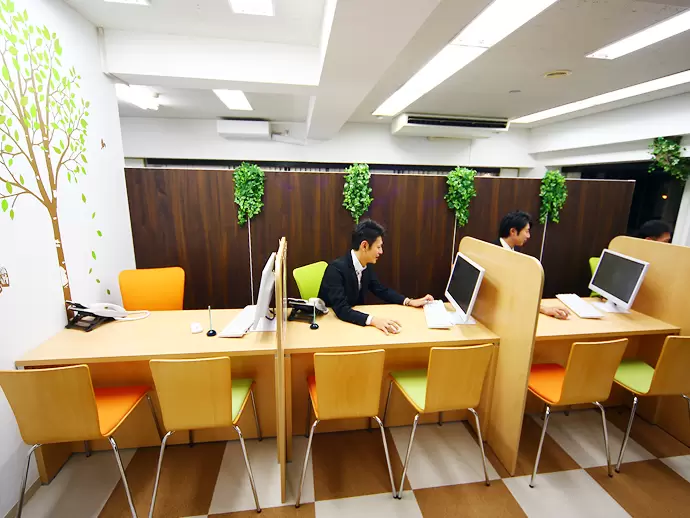こちらは「コスモ不動産」の店内の風景です。清潔感のあるクリーンな店内が特徴です♪