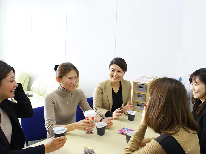 ついつい集まってはおしゃべりに花が咲く女子チーム。仲良く温かい職場です。