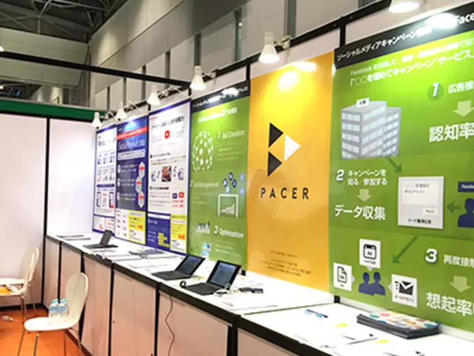 年に数回開催される展示会の様子。興味を持っていただいたお客様に当社のサービスをご説明してください。