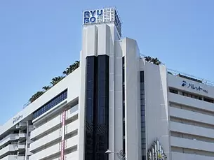 沖縄に住む人ならだれもが知る（？）リウボウに隣接するパレットビルに居を構えます。