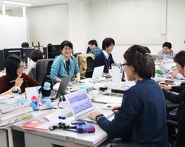 20～40代が活躍中の編集チーム。助け合いながら和気あいあいと仕事に励んでいます！