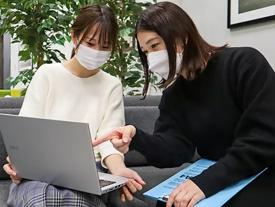 助け合う社風が根づいている当社。未経験の方も先輩社員がサポートをしていきます。
