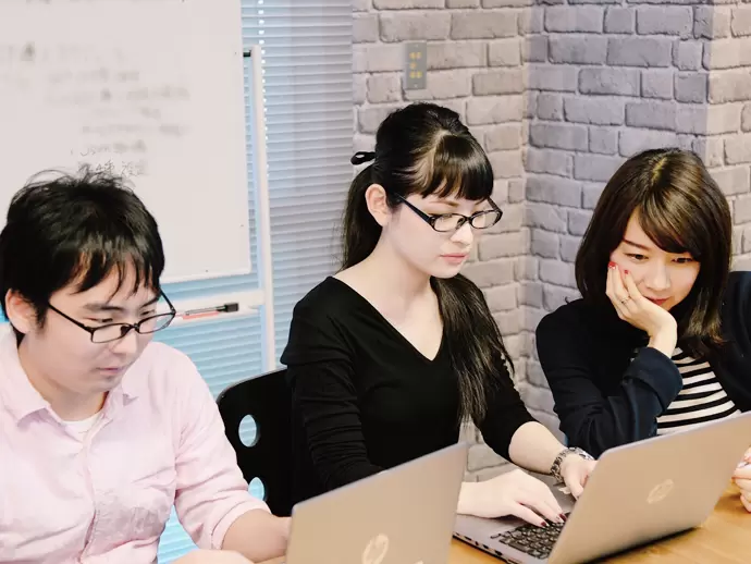 女性も多数活躍している当社。ポジションに関係なく仲が良く、オシャレなお店で一緒にランチも♪