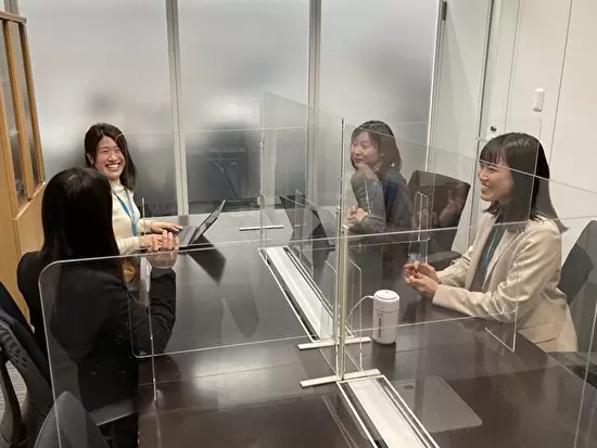 社内ミーティングの様子です♪産育休あり・残業ほぼなし・キャリアアップ応援など女性が長く活躍できます！