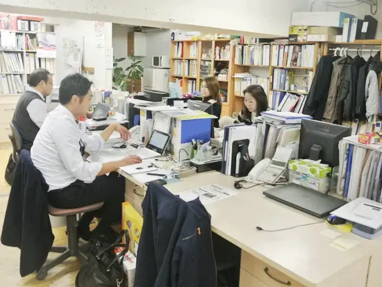 オフィスの風景です。少人数で風通しのいい社風。あなたもすぐに馴染むことができますよ♪