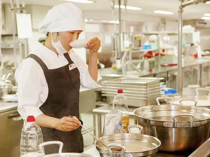 お客様の好みや状態に合わせて、いかにおいしく召し上がっていただくか工夫しながら味付けをしています。