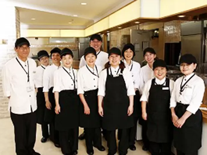 スタッフ集合！社員もパートさんも、現場にいるみんなが仲良く仕事をしています。