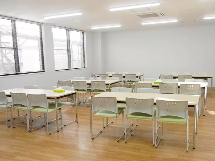 キャディ専用の休憩室。新築したばかりで広々としてキレイです。
