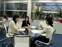 外国製のファニチュアが何気なくおかれている洗練されたオフィス