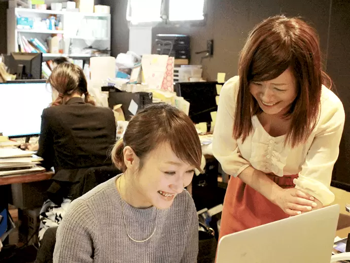 落ち着きのあるオフィス。社員同士の距離が近いので相談しやすい雰囲気があります♪