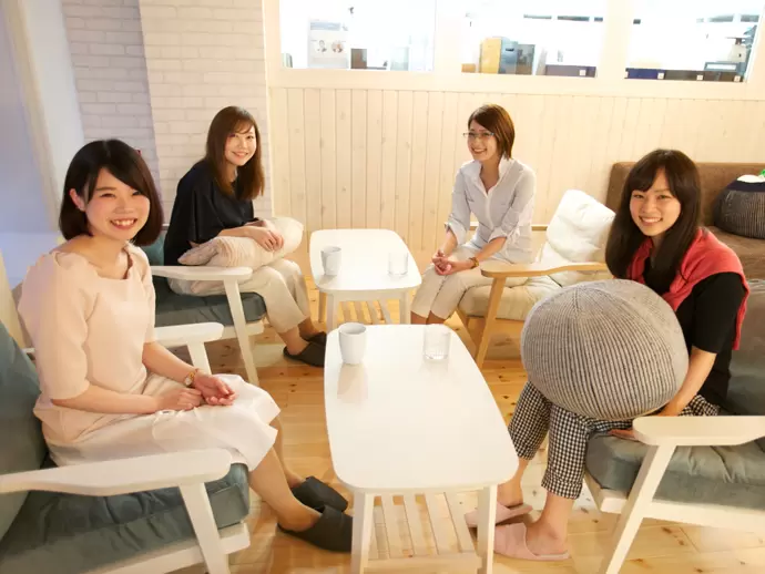 休憩や会議にも利用されるリフレッシュルーム♪オフィス各所にこだわりがつまっています。