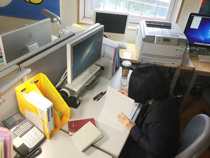 作業がしやすい広いデスク♪仕事効率にも配慮した環境を整えています。