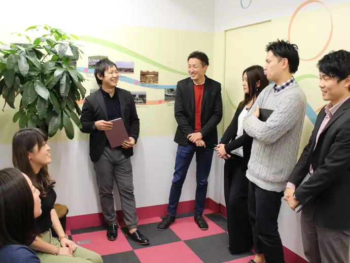 部署に関係なくスタッフ同士の仲が良い当社では、笑いが絶えません！