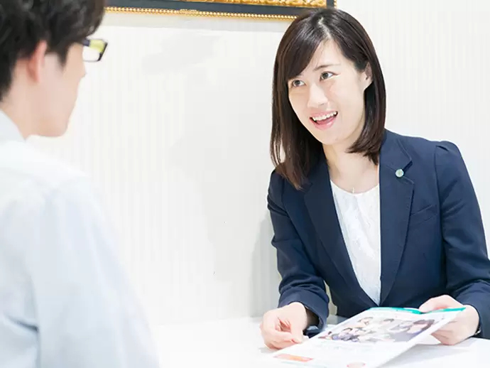 生徒や保護者の方とのやりとりも大切なお仕事のひとつ。女性ならではの柔らかさや心配りが大いに活きます！