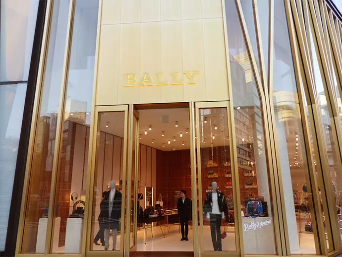 毎日、数多くのお客様がご来店されます。最近では世界中から観光客の方がいらっしゃいます。
