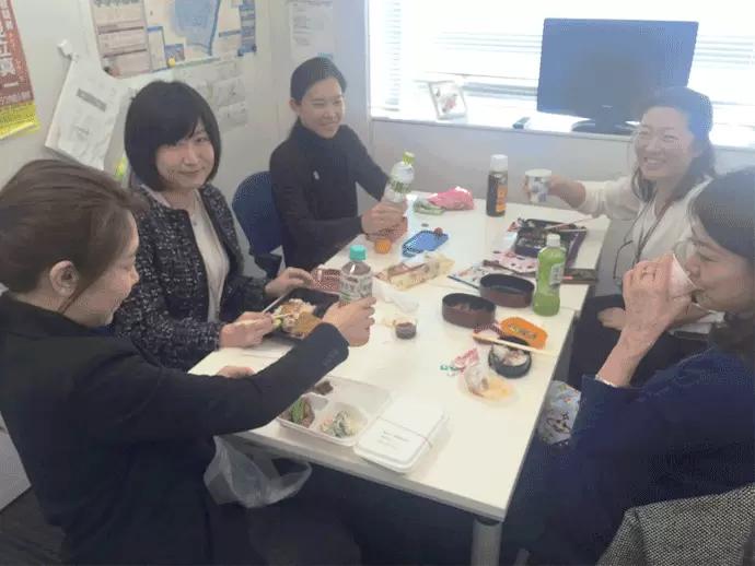 毎日のように机を囲んでお昼を食べています。アットホームで風通しの良い雰囲気が自慢です。
