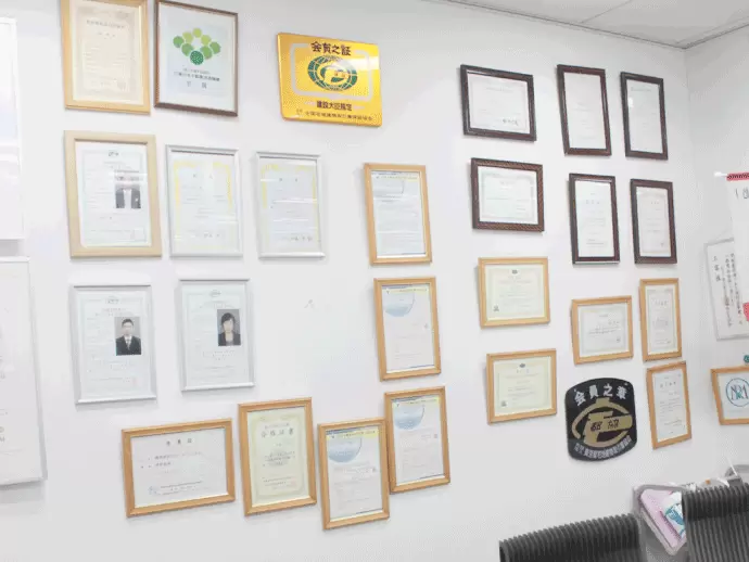 当社スタッフが取得した資格証書がズラリ！資格取得の支援に力を入れています。