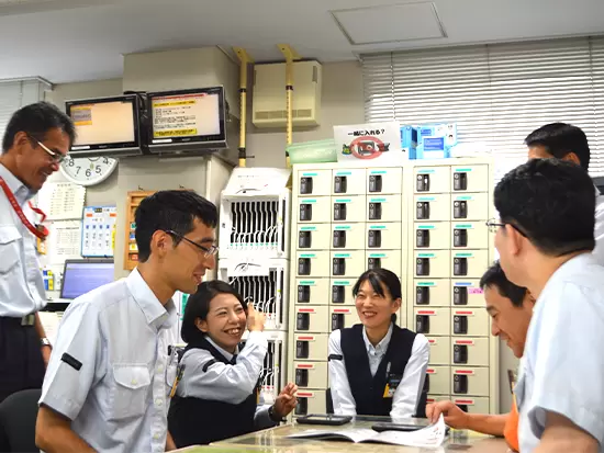 上司部下、男女関係なく普段から色んな話をしているので賑やかです！