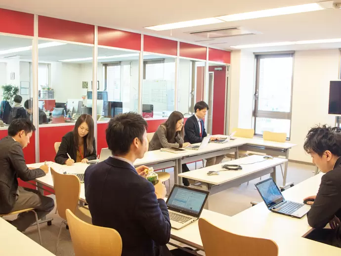 広々としたオフィスで、打ち合わせにも集中できる環境。新しいアイデアが生れる場所です。