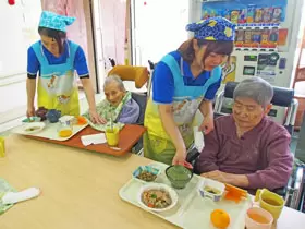 職員同士、ご利用者様と挨拶や世間話をしているうちに自然と仲良くなります。