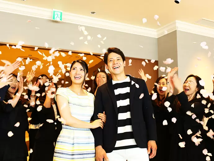 成婚されたお客様を、社員一同がフラワーシャワーで祝福します♪この瞬間が、私たちの至福のよろこびです。