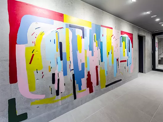 建物のイメージに合わせ、絵画を依頼し展示することも！独自性ある内装に好評をいただいています。